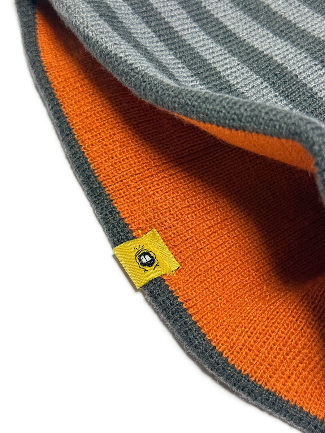 TAG BORDER BEANIE